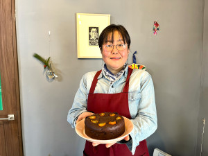 自家焙煎コーヒーと手製の菓子を自販機で？　南部町「ソカロ」の佐野さんがつくる小さな広場